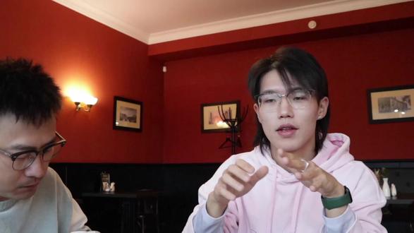 第一次看懂俄罗斯司机的“潜规则”,我震惊了 从圣彼得堡一路开到摩尔曼斯克,在俄罗斯的公路上,我第一次发现一件很有意思的事——他们开车,好像不是在竞争,而是在默契地配合。这期聊聊那些你可能没注意过的细节。#分享我的旅行回忆