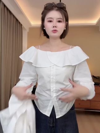 春夏法式氛围感拉满!这件蓝色一字肩衬衫太仙了~荷叶边+褶皱设计超藏肉,显瘦又提气质。搭配高腰裤或半裙都很出片,日常通勤或约会穿都很亮眼,清爽蓝色系太适合春夏过渡季了! #早秋秀场抄作业告别路人感 #通勤穿搭如何摆脱土气感 #气质女装高级感 #变美的方式 #简单耐看穿搭攻略