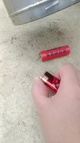 鲨鱼🦈的威力真大 一个饭碗都炸的找不到了😬😬#鞭炮 #鲨鱼鞭炮