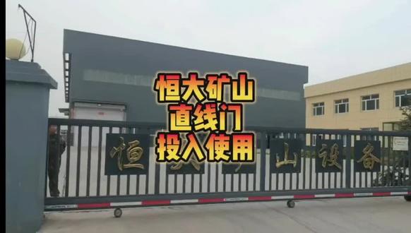 直线电动门门体装有手动离合装置,停电或检修时,可打开离合手柄,然后发手动方式推拉门。内置式电机更加美观而且安全可靠。#电动门 #伸缩门 #通道门 #财门