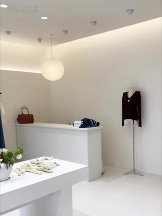 服装店灯光最容易翻车的几点,你都知道吗? 想做好服装店灯光?
错一点都有可能大翻车!
💡灯光瓦数
灯光下不来没有效果
2.4到3米用24瓦的
喜欢亮一点就用30瓦的
3米5往上就要用35瓦的
💡灯位设计
灯位不是太密太难看
就是太疏了有暗区没效果
离墙60~80做象鼻射灯
重点照亮衣服展示衣服质感
间距80~100做筒灯
给店铺做整体亮度提升
💡高显色灯具
设计灯位都做好但是
照出来还是衣服失真
灯具一定要选高显色灯具
才能更好还原衣服的色彩颜色!
记好这几点服装店灯光还愁没客户吗?