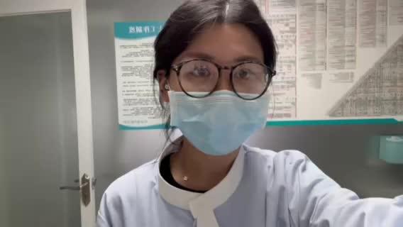 职业暴露
作为一名护士,职业暴露是我们工作中不得不面对的一个问题
什么是职业暴露?
简单来说,就是医务人员在从事诊疗、护理活动过程中接触有毒、有害物质,或传染病病原体,从而损害健康或危及生命的一类职业暴露。
常见的职业暴露类型:
1. 锐器伤:被针头、刀片等刺伤。
2. 血液、体液暴露:接触到患者的血液、唾液、尿液等。
3. 化学物质暴露:如消毒剂、化疗药物等。
我们这里洗牙和拔牙都要抽血
开始患者不是很理解,觉得很麻烦……后来跟她们解释清楚了之后,年轻的患者反而更更愿意抽血,相互保护……
有过抽了血之后,发现是有梅的,但患者本人浑然不知。也有过问病史说什么也没有,但一看之前却去过关爱门诊……
每一个患者,在医护眼里是有传染可能性的人,而且一旦直接暴露,其受到的心理压力也是其他职业的人无法体会到的……
预防永远大于治疗!
我们在工作中一定要严格遵守操作规程,正确使用防护用品,比如手套、口罩、护目镜等。
我们在守护患者健康的同时,也要保护好自己呀
#护士 #职业暴露 #医疗安全