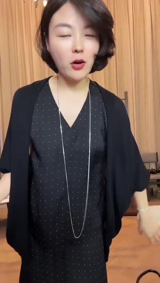这款波点纯色套装,上身显气质还特别显瘦#黑色连衣裙显瘦又洋气 #波点裙 #永不过时的黑色连衣裙 #老谭私服