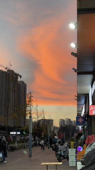 今天昆明的天空满是飞机留下的痕迹#昆明