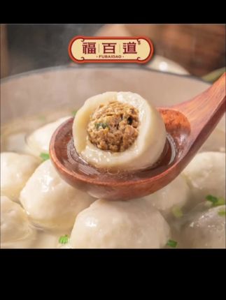 福百道福建特产美食福州手工包心鳗鱼丸鱼圆等火锅 如果你没吃过这个福州鳗鱼丸,那你就不知道什么叫做Q弹爆汁!每一颗都是老师傅精心制作,外表是软嫩润滑的鱼泥,里面包裹着鲜香多汁的猪肉馅,一口咬下去就能感受到满满的幸福感。无论是当做小吃还是正餐都非常合适,赶紧来尝一尝这个让人欲罢不能的福州鳗鱼丸吧!