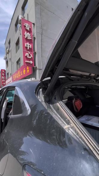 #福特 #锐际 换卷帘,最后一步匹配有的人不会,我分享给大家1.在驾驶员侧车门关闭的情况下,启动发动机,然后关闭发动机。
2.打开驾驶员侧车门。
3.将点火开关置于“点火开关打开、发动机关闭”位置。
4.注意:必须在将点火开关置于“点火开关打开、发动机关闭“位置后的4秒内开始此步骤。在玻璃或护罩已经完成一个开/关循环前不要释放开关。
·要进行滑动玻璃初始化,需要长按滑动玻璃关闭开关,直到玻璃移至全关位置,然后移至全开位置,最后移至全关位置。松开滑动玻璃关闭开关。
·要进行护罩初始化,需要长按护罩关闭开关,直到护罩移至全关位置,然后移至全开位置,最后移至全关位置。松开护罩闭合开关。
5. ·将点火开关置于关闭位置。