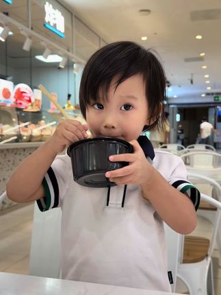 她说爸爸妈妈我可以自己用筷子吃饭啦!