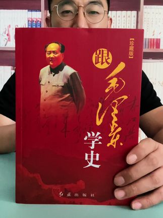 这套书是“史上最敢说”的历史书!伟人私下点评历史人物,那叫一个犀利透彻,有些话甚至颠覆我们以往的认知!这套《跟伟人学史》一共三本,厚厚一千多页,现在三十多米就能抱回家!而且是2010年一版一印的珍藏版本,印一本少一本,书里整理了伟人对从秦汉到明末历史事件的284篇批注,原文、人物、评述全都有,还配了超好懂的解析。 #跟伟人学史 #教员 #历史 #读书成长 #伟人评史