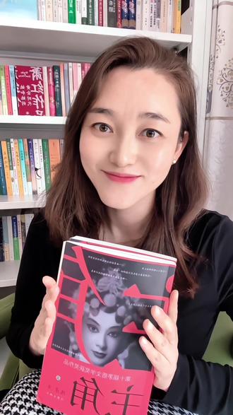 刘红兵的登场,用演员窦骁的话来形容,叫做“入室抢劫般的爱情””。堂堂北山地区行署副专员的公子,退伍
后在戏台下一见钟情,从此像块甩不掉的狗皮膏药。当忆秦娥分到宿舍,他大包小包置办家当,把尿盆挂在脖子上招摇过市送上门去,被连人带东西踹出门外还笑嘻嘻往上凑。表面看,这是“痴情”;往骨子里看,这是把个人意愿凌驾于对方感受之上的死缠烂打。真正的爱始于尊重,而他的“爱”始于冒犯。
如果说死缠烂打还能勉强被某些人解读成“执着”,那他的算计就彻底撕下了所有的遮羞布。封潇潇满怀思念去省城看望忆秦娥,刘红兵趁机故意制造暖昧场面,用一句挑衅的“找我媳妇啊”直接击碎了两个人的青梅竹马。这不是光明正大的竞争,这是趁人不备的阴招。他硬生生拆散一对两情相悦的人,不是因为他比封潇潇更爱忆秦娥,而是因为他更自私、更不择手段。#电视剧主角#爱上刘浩存易如反掌 #读后感 #好书分享 #我的私人书单
