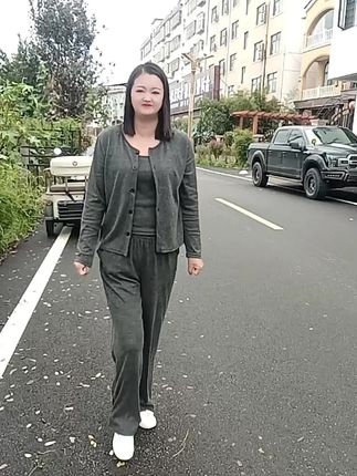 秋季少不了的一款开衫,吊带阔腿裤三件套,穿上去柔软舒适,洋气减龄,不挑年龄不挑身材的一套运动套装#开衫吊带阔腿裤三件套推荐