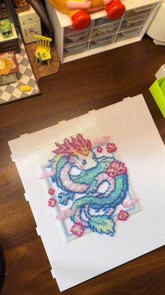 今天拼一个粉粉蓝蓝的小龙 翻车已经剪掉了 放心食用#拼豆 #手工制作 #手艺人的日常