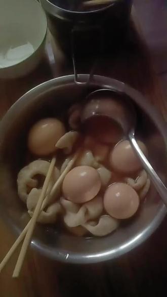教大家如何电饭锅囟五花肉猪大肠鸡蛋把食材清理干净锅中水滚开放肉先煮十分钟后即可囟料同时和,20克蚝油,20克老抽,10克白醋,10克细盐看自家的条件配方,食材可分做两三次来进锅囟慢慢火炖煮,40分钟左右入味转大火炖煮多35分钟左右浓香囟味时间刚好捞出接着囟别食材又省时又快速,想吃就自己动手,总结在列表#全网#囟肉