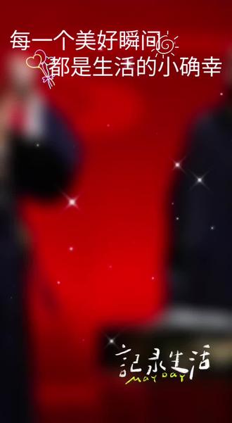 恭喜德云社纲丝节开幕,张云雷郭麒麟缺席,郭德纲、于谦道出实情 恭喜德云社纲丝节开幕,张云雷郭麒麟缺席,郭德纲、于谦道出实情
随着德云社纲丝节的开幕,网络上又掀起一波高潮,很多人都在关注杨威老爷子,不过也有人关注张云雷郭麒麟。
因为在本届德云社纲丝节上,众多师兄弟都有到场,然而众里寻他千百度。蓦然回首不知张云雷郭麒麟在何处。
为什么大家关注张云雷郭麒麟,主要还是因为他俩太优秀,优秀的人自然会有人去关注,不优秀的人就是默默无闻小草。
关于张云雷和郭麒麟两个人,为什么没有参加纲丝节,郭德纲老师和于谦在演出间隙,也抽空道出了真实的情况。
其实早在今年九月份的时候,郭德纲老师导演拍摄电影,郭麒麟忙里偷闲回来参演角色,父子两个就有过一次深入交谈。
当时郭德纲老师问郭麒麟,纲丝节有没有时间参加,当时郭麒麟曾信誓旦旦回复,自己给剧组打个招呼就行了。
然而到了纲丝节开始的时候,郭麒麟却请不下来假,首先是剧组拍摄任务非常繁忙,其次是郭麒麟在剧组举足轻重。
至于说张云雷缺席的原因,和郭麒麟大同小异,都是在外演出任务繁忙,实在脱不开身回德云社,参加纲丝节这个曲艺盛会。
郭德纲于谦老师不用解释,因为懂得人自然会懂,不懂的人说破大天他也不理解,德云社的纲丝都理解他们两个。
自古将在外军令有所不受。张云雷郭麒麟在外演出,也代表了北京德云社的形象,不能为了纲丝节耽误演戏。
张云雷郭麒麟不参加纲丝节,郭德纲于谦老师解释,其实这也是一种变相的炫耀,说明张云雷郭麒麟足够优秀。