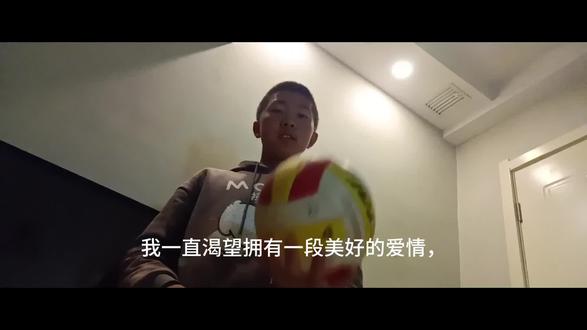 #那些青春记忆里的炸裂电影镜头 #爱情 #爱情故事 #爱情观 我一直渴望拥有一段美好的爱情,可究竟什么样的爱情,才算得上圆满美好? 人生本就如一趟单向列车,沿途每到一站,总会有人下车,这其中,或许藏着曾爱我之人,亦有我倾心相待之人;而留在车上同行的,有真心待我我却无意的,也有我牵挂却无缘相守的。
我曾满心热忱去追寻那份憧憬中的爱情,可走着走着,却发现周遭一切都与我背道而驰。我把满心的温柔与善意都给了旁人,却始终没能收到一份对等的回应。
曾以为,爱情本该如剧本里那般,熬过风雨坎坷,便能抵达真爱的港湾,从此与子偕老,安稳一生。可现实偏偏不如愿,即便两个真心相爱的人,跨过了千难万险,终究还是没能走到最后。我不禁自问,我渴望的,真的是那要耗尽半条命去换取的剧本式爱情吗?
世人都说,心念一动,万事皆可成,想要的终会到来。可这份心念,要坚守多久才能如愿?我向来擅长安慰身边的人,为他人排解情愁,可轮到自己深陷情绪的泥沼时,却束手无策,大抵这就是所谓的“医者不自医”吧。
其实比起轰轰烈烈的爱情,我更渴望拥有一个温暖和睦的小家。人生这条路,我不求功成名就有多出色,也不愿浑浑噩噩就此颓废,只愿守着一份中正平和,安稳度日。
我深知自己颜值普通,算不上出众,但我敢笃定,我绝不是玩弄感情的渣男。我所求的从来不多,不过是有那么一个人,在我无助迷茫时能陪在身边,给我一份依靠;有一个能与我掏心掏肺,彼此坦诚、认真相待的人,仅此而已。
爱一个人,真的就这么难吗?日子久了,有时会累到不想再爱,有时会怕到不敢再爱,甚至会茫然到不知该如何去爱。我到底该怎么办?想来想去,唯有揣着一颗赤诚坦荡的心,勇敢去拥抱未知的未来,才是最好的答案。