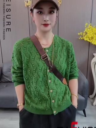 秋季新款时尚妈妈毛衣针织开衫小外套女士休闲百搭镂空针织衫上衣