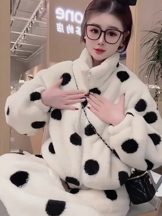 疲惫的一天结束,换上这套加绒加厚的睡衣家居服吧,面料柔软亲肤,穿上好看又舒适#睡衣 #家居服 #秋冬款 #面料柔软舒适 #谁穿谁好看