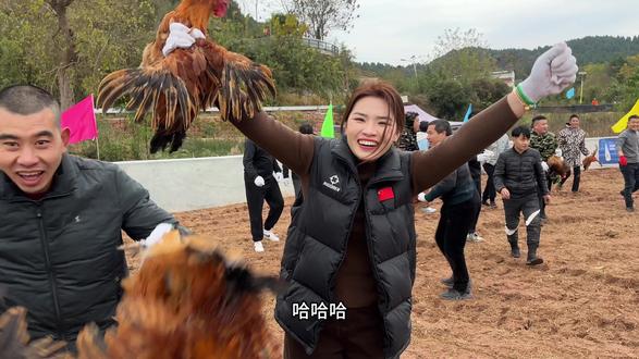 抓猪大赛 看谁更厉害 下周五还要去有没有约的小伙伴#vlog十亿流量扶持计划 @村书记-黄灿 #高槐村#抓猪大赛 #回不去的乡愁 #回不去的童年