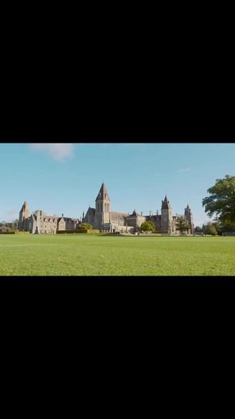 别只盯伊顿/哈罗:Charterhouse强在这3点 想找一所既“能学”,又“能把学到的东西玩出来”的寄宿老校?
来看看 Charterhouse(查特豪斯)。学校在伦敦外的戈达尔明小镇,安静学习、周末进城都方便。
它的独特点:
男女同校的日常协作:课堂、社团、宿舍管理都按男女同校去设计,项目合作、舞台排练、社团运营在这里是常态。孩子在真实的同伴环境里学沟通与分工。
课程双轨可选(IB / A-Level):
艺术与舞台特别能打:自带音乐中心与剧院,乐队、合唱、戏剧制作很活。常见的日常是,白天学理化生,晚上在乐团或舞台灯光组“上手做”。
“学术×艺术×实践”被揉到一起,创意会被看见、也能落地。
入学时间线
13+(Year 9):Y6登记→Y7/8到校评估(小测+面谈+团队活动)。很多家庭会在 Y6做一轮 ISEB做参考。
16+(Year 12):看在校成绩/预测分;安排学科测试与面试。题目不偏怪,更看孩子怎么表达、怎么论证、兴趣到底“做过什么”。
推荐家长
先帮孩子试配科目组合(A-Level三门或IB六门);
让孩子写一篇短文+做一次2–3分钟口头陈述,提前适应面试的表达方式;
提前看开放日/到校评估安排,留出调研时间。
有关于IB还是A-Level怎么选、科目怎么配、13+/16+节奏的细节,欢迎评论区留言或私信,我按孩子方向给你把路径捋清楚。
#九大公学 #Charterhouse #查特豪斯公学#英国私校 #寄宿学校