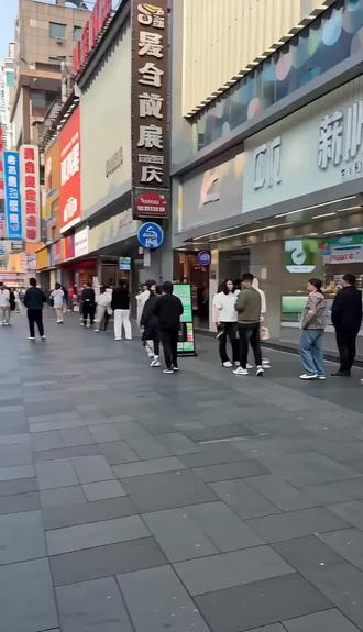 谁知道,什么球不能踢? #街头采访名场面 #脑筋急转弯 #脑洞大开 #同城挑战 #街头采访