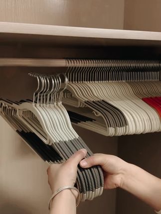 防滑无痕衣架可弯折家用防肩角晾衣架干湿两用衣柜挂阳台衣撑衣挂#防滑无痕衣架#晾衣架#家用衣架#好物推荐#防肩角衣架