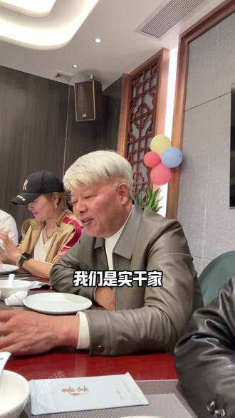 #霞湖世家董事长郭长棋将继续携手所有伙伴,用更好的产品,更好的服务回馈每一份信任和支持,感谢有你!#霞湖世家郭总 #强烈推荐 #男装