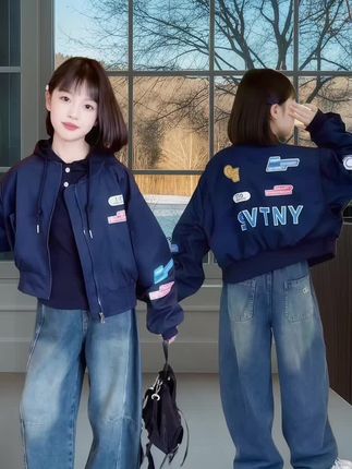 ### 💥女童春秋季必备!这款棒球服美炸了✨ 姐妹们👋🏻!发现一款让宝贝瞬间变潮人的外套——布丁哈鲁2025春秋新款女童棒球服🎯!经典版型搭配活力撞色设计🌈,中大童穿上超有运动感🏃♀️~面料柔软亲肤☁️,日常跑跳毫无束缚感,春秋早晚温差大时还能当保暖层🧣! 🌟亮点速览: ✅立体剪裁显瘦不臃肿👗 ✅多色可选随心搭🎨 ✅耐磨抗造易打理💪 ✅袖口收口防灌风🌬️ ✅后背透气网拼接❄️ 我家闺女试穿后天天抢着穿出门🚪,小区里都被追着问链接!这种又美又实用的单品真的少见🤩~你们会给家里小公主安排同款吗?💬 #童装穿搭 #女童外套 #春秋新款 #棒球服推荐 #冲锋衣
