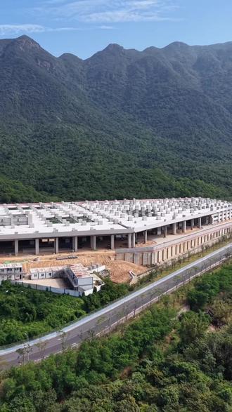 深惠城际大鹏支线新车SRC160BA-A-1002已抵达“新大”存车场。
深惠城际大鹏支线六工区大龙路斜井至葵涌站区间双线实现贯通。这一重大节点的突破,标志着项目建设取得阶段性进展,为后续全线轨道设等关键工序的推进奠定基础。深惠城际大鹏支线起于龙岗区龙城站,途经坪山区,止于大鹏新区“新大”站,全程39.3公里,设计时速为160公里/小时
全线设龙城、坪山、燕子湖、葵涌、大鹏、新大6座车站以及新大存车场。线路建成通车后,可实现大鹏与龙岗半小时通勤,通过换乘可快速抵达宝安机场、南山、前海等地,预计于2026年11月开通运营。#深圳地铁站 #深惠城际大鹏支线 #龙大城际 #大鹏新区