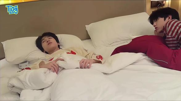 终于剪完了嘻嘻,在我心里这句什么时候去杨博文房间#磕疯了 又一大震撼!top1小羊坐龙椅,top2龙眼跪滑道歉,top3突围宿舍起床指尖互捏,top4去杨博文房间!哈哈哈哈哈都是不经意间的小嗑点!正常相处又小暧昧嘻嘻#杨博文 #张桂源 #天文望源镜 ,友谊99吧#桂文桂