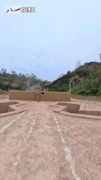 刚学会了拉手雷,又整上了狙击枪,我现在觉得自己强的可怕#央视军事报道