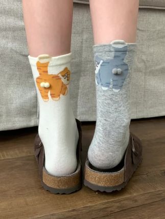 穿上它,猫咪控的心都萌化了! 家里袜子是不是都有啦?但是总感觉少了一点东西,少了一双能让你走两步就笑出声的袜子。今年这个版本火到离谱的秘密就是这对立体猫咪蛋蛋的设计,姐妹们一定要试试看,这玩意儿踩在脚上走路蛋蛋还会晃来晃去。  3D猫咪蛋蛋圆滚滚,走起路来duangduang的萌到犯规。  全棉中筒袜口不勒脚脖子,夏天穿拖鞋露出这个心机设计直接赢麻了。  黑白两色配成情侣款,和对象穿同款搞怪袜出门回头率直接拉满。  ,这么会整活的袜子我不允许你们还没拥有。#好物推荐🔥 #袜子 #袜子猫咪 #袜子穿搭