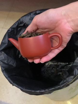 容量约100毫升,大口直筒身壶型,好投好倒好清洗,原矿朱泥,泡茶利器。#茶器之美 #器物之美 #茶生活 #潮汕功夫茶 #潮州手拉壶