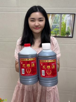 我家做饭从不用普通料酒,只认这个十年陈绍兴花料酒!线下买桶5斤装的得三四十,现在链接活动价直接封神! 一打开满屋子都是浓到上头的酒香,糯米+小麦自然发酵的就是不一样,晃一晃全是细密酒花,橙亮亮的颜色看着就有食欲!炒菜、炖肉、调饺子馅放一点,香味直接翻倍,还没有杂味! 5斤大桶能吃到过年,刷到还有库存的赶紧冲,这个价真的不常有,拍两桶才够吃!#花雕酒 #绍兴花雕酒 #绍兴花雕酒十年陈 #强烈推荐 #好物推荐🔥