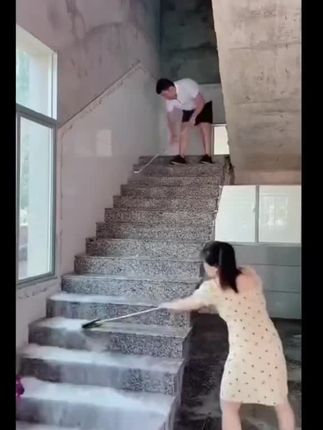 这个#地缝刷 一面刷地一面刮水,边边缝缝都能清洁得到#好物推荐🔥 #方便又实用 #实用好物 #清洁神器