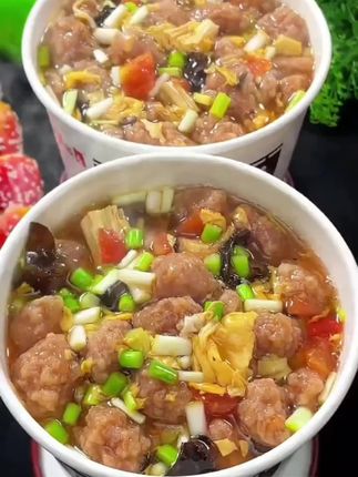饿了来一碗热腾腾的丸子胡辣汤,汤鲜味美,一口汤一口丸子真的好过瘾 #速食美食#丸子胡辣汤 #美食 #好吃 #胡辣汤
