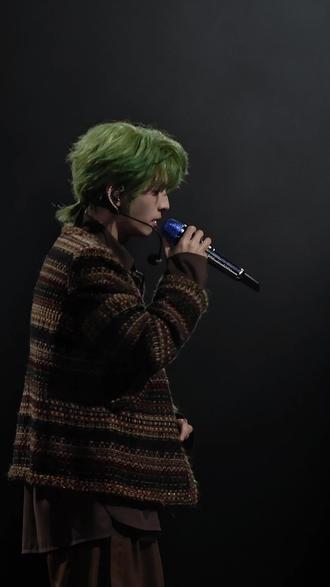 第一天唱《Try》,蒲熠星说“每次演唱会看到很多观众朋友盛装出席,不是应该我打扮得漂漂亮亮的,然后讨大家欢心吗,这是我的工作。虽然很多事情很难,但一切都值得”— I will try for your love
第二天唱《Try》,蒲熠星说“我希望大家能接受一个事情,希望大家打扮得漂漂亮亮,不是因为社会的规训、他者的凝视、不是一种你想要去fit in的焦虑,而是出于爱自己”— You don't have to try so hard
看到up摘掉自己的小揪揪 拿起卸妆巾卸妆 我一整个爆哭 永远会为up的真诚而感动 他告诉我们你不必漂漂亮亮 也会有人爱你 你只要爱自己
#蒲熠星#蒲熠星演唱会巡演 #银河系旅行攻略