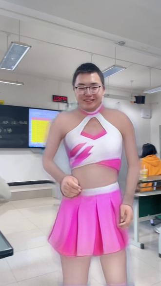 舍友上去回答问题了,一想到等一下要干嘛,我就忍不住想笑🤣#女团#美女#搞笑#抽象#校园