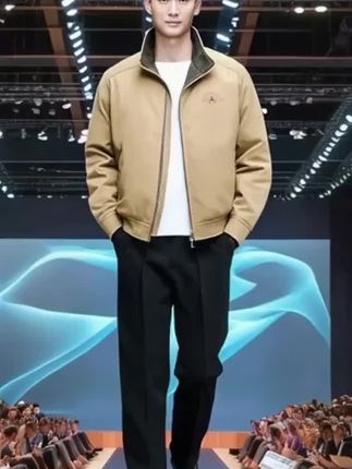 吉普双面穿夹克 吉普这件双面夹克,直接把“性价比”焊在冬装上!一面是经典工装风,搭牛仔裤秒变街头潮人;翻面换色,配毛衣又能穿出休闲慵懒感 。花一份钱得两种穿搭,软乎乎的面料贴身穿也舒服,通勤、逛街全hold住,现在入手血赚 。#潮流男装 #外套分享 #型男穿搭 #双面穿外套 #夹克
