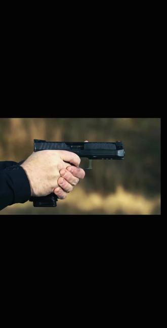 手枪中的神话异形Alien 捷克Laugo Arms Alien手枪
• 设计背景与外观:该枪以异形为灵感来源创作,外形科幻,套筒上的大尺寸防滑纹借鉴了战士异形头部。其整体尺寸在IPSC手枪中中规中矩,全长8.2英寸、宽1.1英寸、高5.8英寸,枪管长4.8英寸,空枪重2.47磅。
• 结构特点:
• 枪管与复进簧:枪管为固定式设计,位于复进簧杆下方,且是世界上枪管轴线最低的手枪之一,能有效降低射击时的枪口上跳,保证精度。复进簧位于枪管上方,与普通手枪的套筒结构相反。
• 击发机构:采用击锤回转式击发方式,内藏式击锤设计,击锤位于可更换的手枪顶部装置之内,通过连杆装置连接扳机,缩小了握把体积,增加了握持手感,同时减轻了手枪整体重量。
• 自动方式:采用类似德国HK P7手枪的气体延迟后座,气体活塞筒位于枪管右侧,导气孔距离枪膛处很近,气体延迟活塞杆与复进簧杆通过特殊装置相连。
• 瞄准装置:带有机械瞄准具的手枪顶部装置与套筒相互分离,且直接与枪管连接,可保证快速射击时枪管和瞄具的相对位置不变,降低活动套筒对精度的影响。此外,还有专门的红点瞄准镜顶部装置或者带皮卡汀尼导轨的顶部装置,可满足快速精确射击及多种第三方配件的要求。
• 弹匣与保险:采用17发的双排弹匣供弹,非现成的CZ-75手枪弹匣。配有扳机保险,扣下扳机中间的小扳机后才能扣动扳机,兼顾出枪速度和安全性。