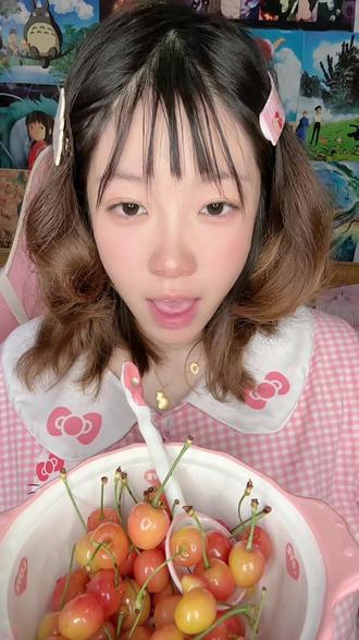 婆婆给我买的樱桃黄蜜太好吃啦。#萌妹子吃货日常 #吃樱桃 #记录日常 #烟台大樱桃 #抖音记录真实生活