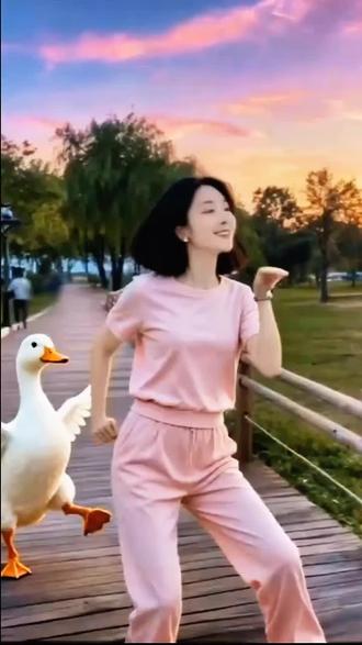 AI 欢快鸭舞,上传一张照片,拍同款就可以生成#像塑 #我在抖音拍模板