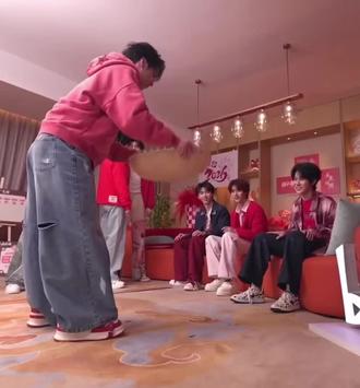 老板这霉豆腐怎么卖!#严浩翔