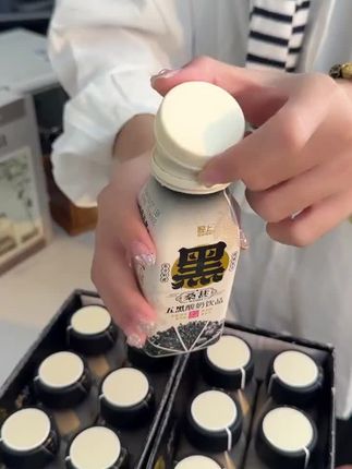 黑枸杞+黑芝麻+黑桑葚+黑米+黑加仑,五黑食材制作的健康酸奶,好喝又营养 #酸奶 #强烈推荐 #每日分享 #快来看看 #健康生活