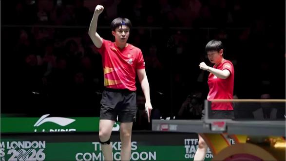 #王楚钦孙颖莎 #孙颖莎王楚钦 #孙颖莎王楚钦莎头组合 #孙颖莎王楚钦加油 #孙颖莎王楚钦退赛不是怂了,是真正的强者都懂“留得青山在”
WTT追求商业繁荣,本无可厚非。乒乓球职业化的道路上,需要充足的赛事曝光吸引关注,需要稳定的赞助支持筑牢根基,唯有如此,这项运动才能走得更稳、更远。但繁荣的代价,绝不该由运动员的健康来承担。
孙颖莎的脚踝、王楚钦的身体,从来不是可以无限透支的“资源”,而是有血有肉、有极限的躯体。那些看得见的伤痛与看不见的疲惫,都在提醒着:过度消耗换不来长久的辉煌。
但愿朱雨玲的感慨、王楚钦与孙颖莎的遭遇,能真正推动一些改变——让运动员拥有体面休息的权利,他们才能带着更饱满的状态,更体面地站上赛场,为我们续写更长久的精彩。毕竟,健康的运动生态里,不该有“透支式”的坚持,只有“可持续”的热爱。