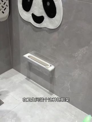 天气冷了在卫生间装一个#拖鞋架 也太太太方便了!洗澡时候顺手拿,用完了挂上去通风沥干又沥水,再也不用趴床底找了!#拖鞋沥水架 #置物架 #卫生间好物 #免打孔