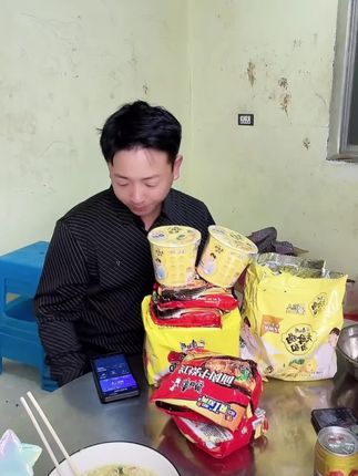 唐大哥自家吃的康师傅方便面,它有多种口味可选,满足你的不同需求。无论是经典的红烧牛肉面,还是清爽的海鲜面,每一口都能让你回味无穷。而且它的价格也很亲民,真的物超所值!#好物推荐🔥 #好吃到停不下来 #美食 #我要上热们 #上热门🔥