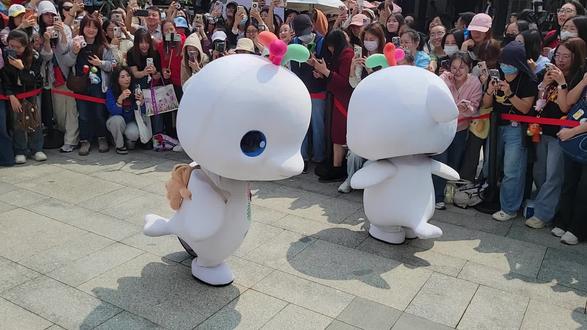 来看显眼包的冲鸡波~ 超乖超可爱!!
#大湾鸡 #mini鸡 #mini大湾鸡 #萌动奇迹 #广州杂技团