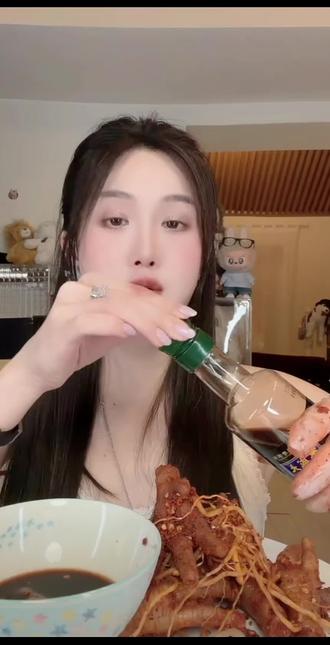 今天推荐一款不一样的醋,它是用黑米酿造而成的,开盖就能闻到浓郁的香味,配料表也很干净,吃起来酸香绵柔,不管是炒菜还是拌凉菜都非常好吃。#醋#配料表干净#拌菜#炒菜