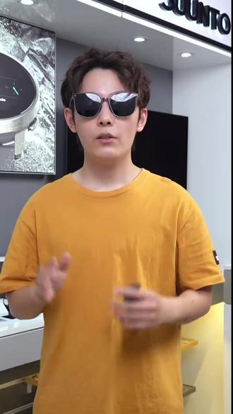 屏幕常亮还是息屏?AMOLED版设置大全 这个视频核心是教大家如何设置颂拓Race Reces Ocean手表的屏幕常亮与息屏模式。关键在于说明两种模式的差异、设置前提条件,以及具体操作步骤,帮助用户根据电量需求和场景灵活选择。
操作步骤详解
1. 先决条件自查
• 关闭「勿扰模式」和「省电模式」——嘿,要是这俩开着,你可找不着屏幕常亮选项,系统会直接“藏起来”哦!
• 保持佩戴状态:手表得老老实实待在手腕上,放桌上可不行,这是为了防止误触和节约电量。
2. 进入控制面板
从表盘界面下滑进入控制中心,这里相当于手表的“快捷设置大厅”,所有高频功能都在这。
3. 找到屏幕显示设置
向下滑动,找到「屏幕始终显示」选项(一般带图标或文字标签)。没开启时是息屏状态,开启后则保持常亮。
4. 按需切换模式
• 需要常亮:点击开关,按钮变亮即可。适合运动时随时瞥看数据,但电量消耗会加快。
• 需要息屏:再次点击关闭。日常通勤或电量紧张时推荐,抬腕亮屏更省电。
记得根据你今天要不要长时间运动,来决定开不开常亮哟!常亮模式续航会明显缩短,别等到爬山爬到一半才发现没电啦!#颂拓使用教程 #颂拓手表讲堂 #颂拓手表指南 #颂拓手表功能介绍 #颂拓学院