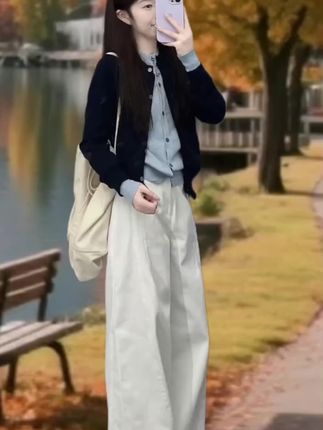 秋季新款学院风针织衫啊 初秋氛围感天花板!高级假两件针织套装 初秋拿捏松弛感就靠这套!温柔针织假两件自带层次感,洋气配色显白又减龄,搭垂坠感白色裤子超显高。网红同款不撞款,日常通勤、约会出街都适配,穿上秒变气质小姐姐,早秋衣橱闭眼入的爆款!#简约穿搭 #出游穿搭 #慵懒风穿搭 #小个子穿搭 #温柔穿搭