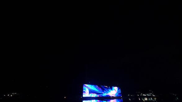 超千万级烟花秀花炮节开场,超大尺寸礼花弹。
浏阳河畔贴脸开大,一生必看的烟花秀。
#浏阳烟花 #花炮节 #烟花 #新年烟花